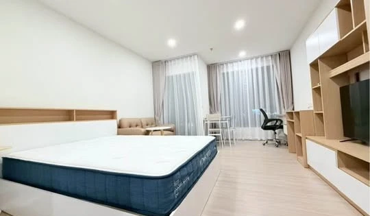 For rent Aspire Sukhumvit - Rama 4, corner room, not crowded, view of the pool, very chill, ready to move in