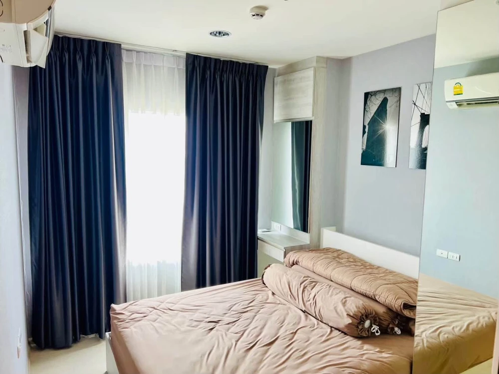 For rent: Aspire Erawan, spacious room with ample living space, 17th floor with high-floor views, and complete amenities. Book now!