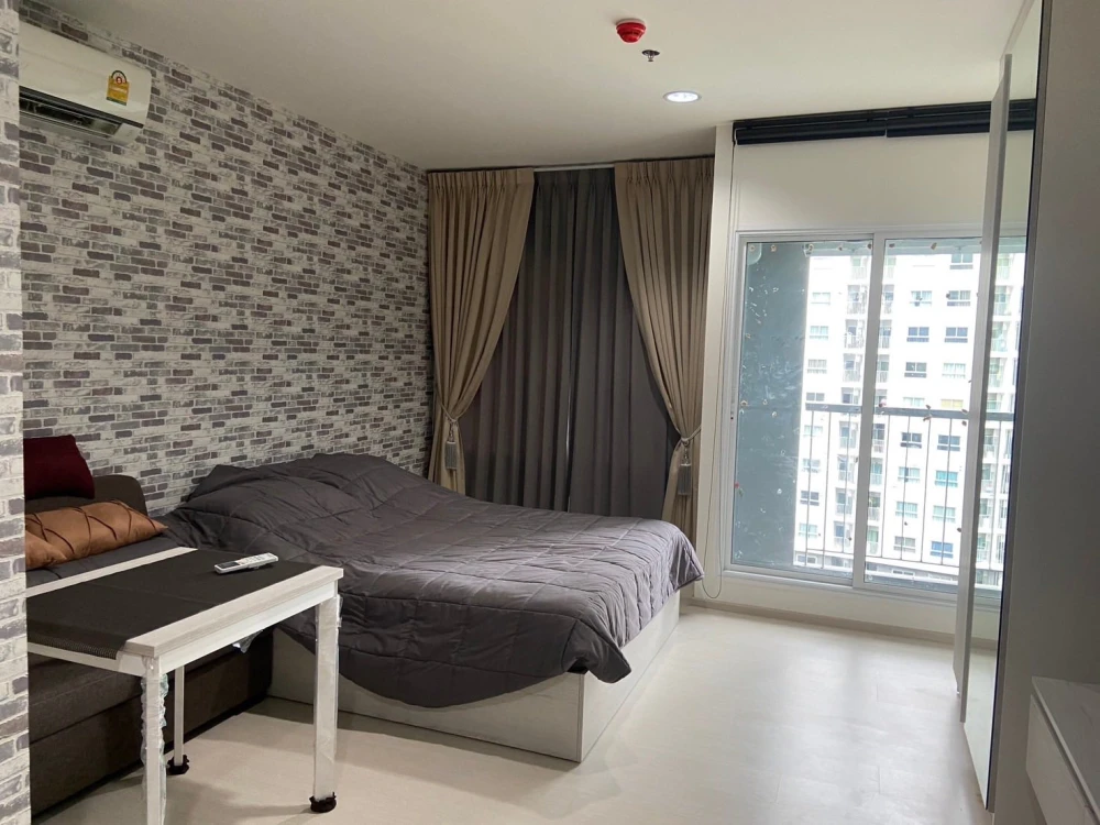 For rent: ASPIRE Erawan, a lovely room with high-quality wallpaper and complete amenities. Book now!