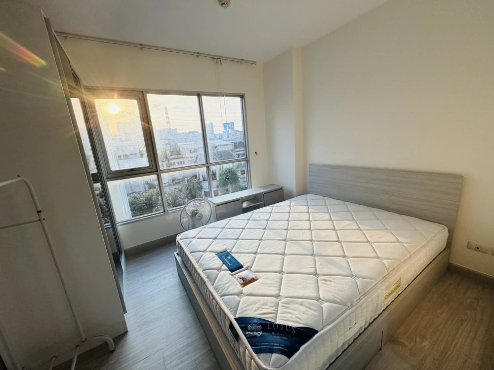 Aspire Ngamwongwan for rent. The bedroom and living room are separated, offering stunning sunset views. Book now!