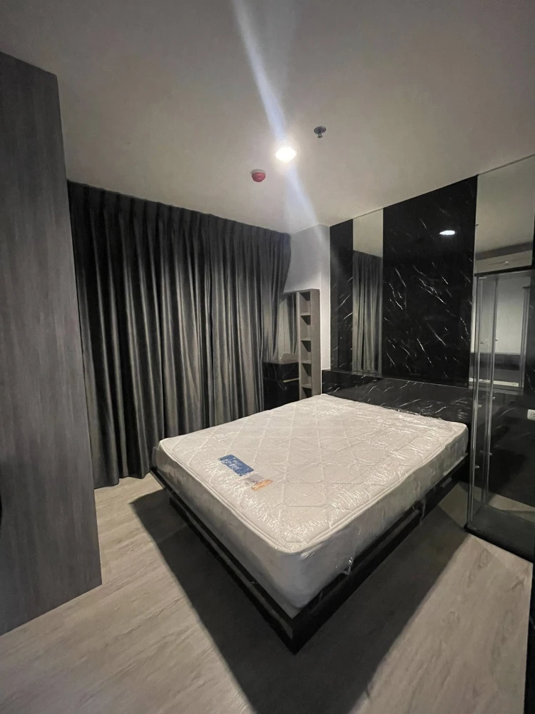 For rent: Aspire Ngamwongwan, a lovely room with high-quality built-in furniture and a walk-in closet. Book now!