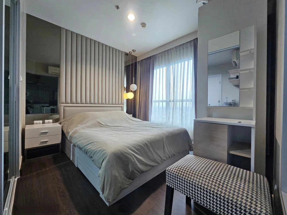For rent: Aspire Ngamwongwan, 1 bedroom, 1 bathroom, built-in headboard, excellent location, fully furnished, ready to move in.