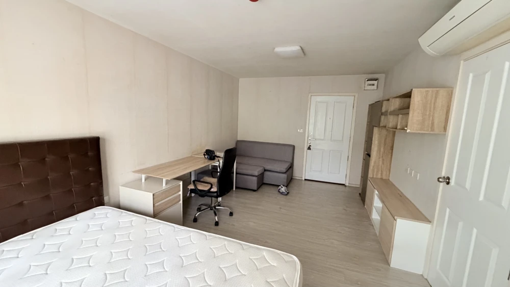 For rent: Aspire Sathorn - Taksin (Copper Zone). Low floor unit, comfortable and fully furnished. Affordable price. Complete amenities. Book now!