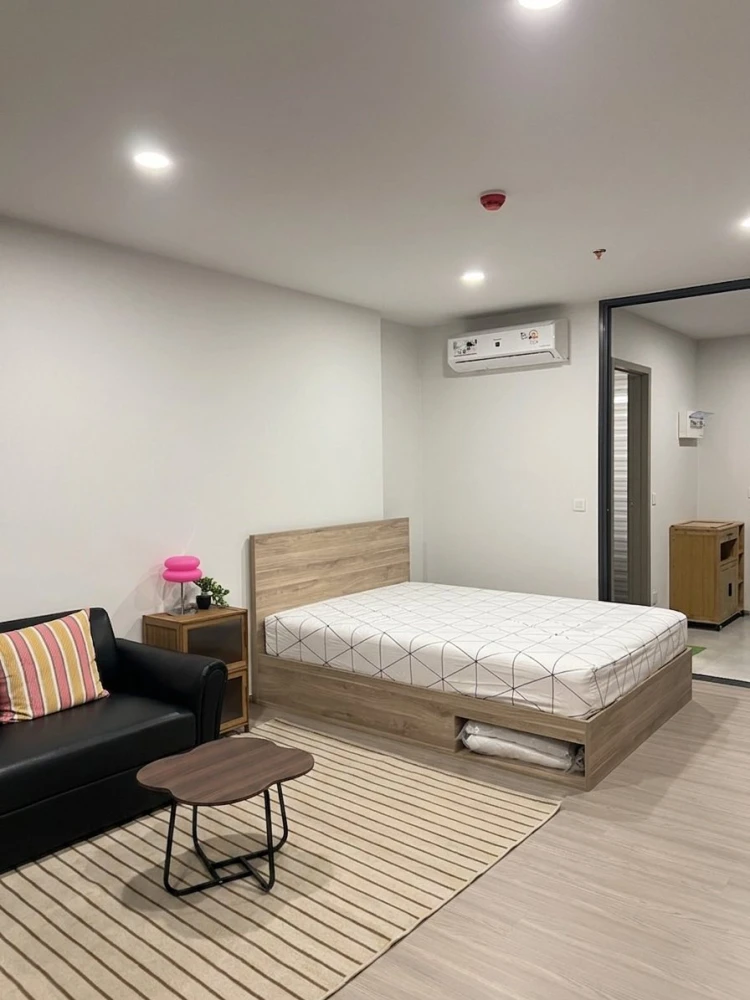 For rent: Aspire Sukhumvit - Rama 4. Stunning city views with no obstructions. Bright, airy, and comfortable atmosphere.
