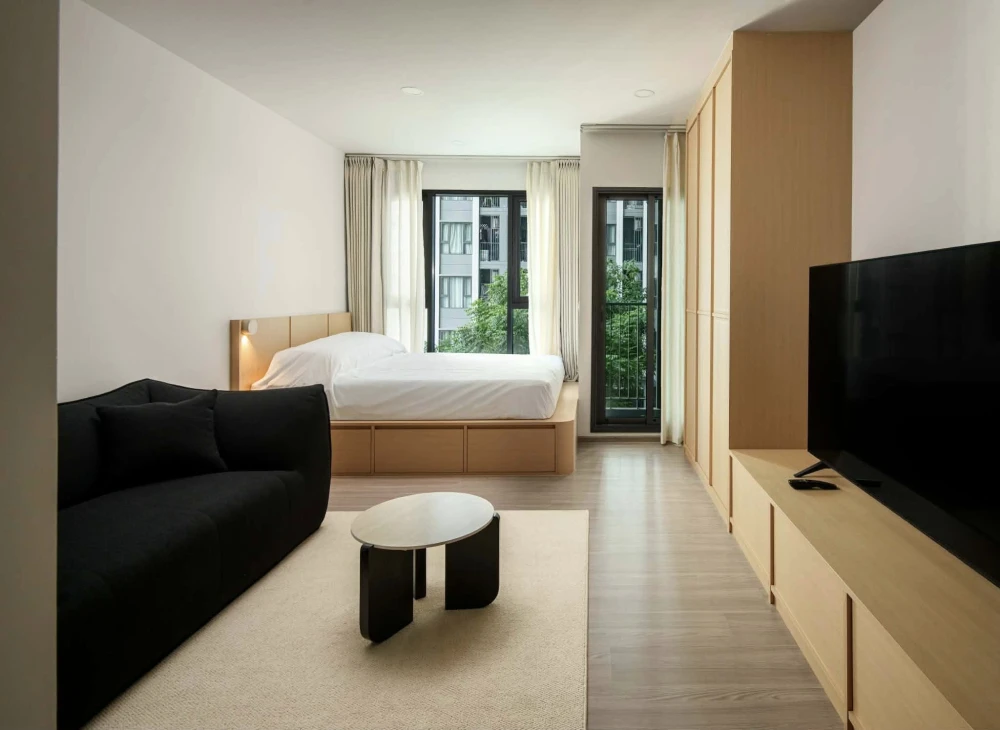 For rent: Aspire Sukhumvit - Rama 4, minimalist studio with pool and tree views. Book now!