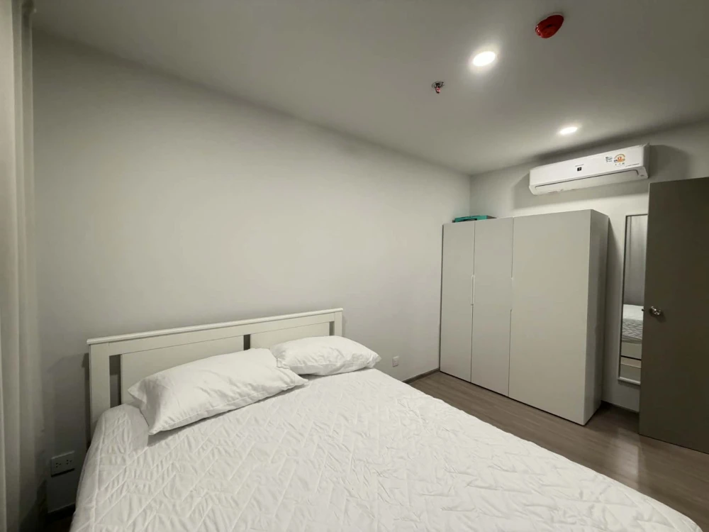 For rent: Aspire Sukhumvit - Rama 4, high floor unit, great location, beautiful unblocked view, fully furnished. Book now!