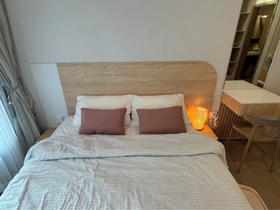 For rent: Aspire Sukhumvit - Rama 4, studio room, minimalist style, fully furnished, pool view. Book now!