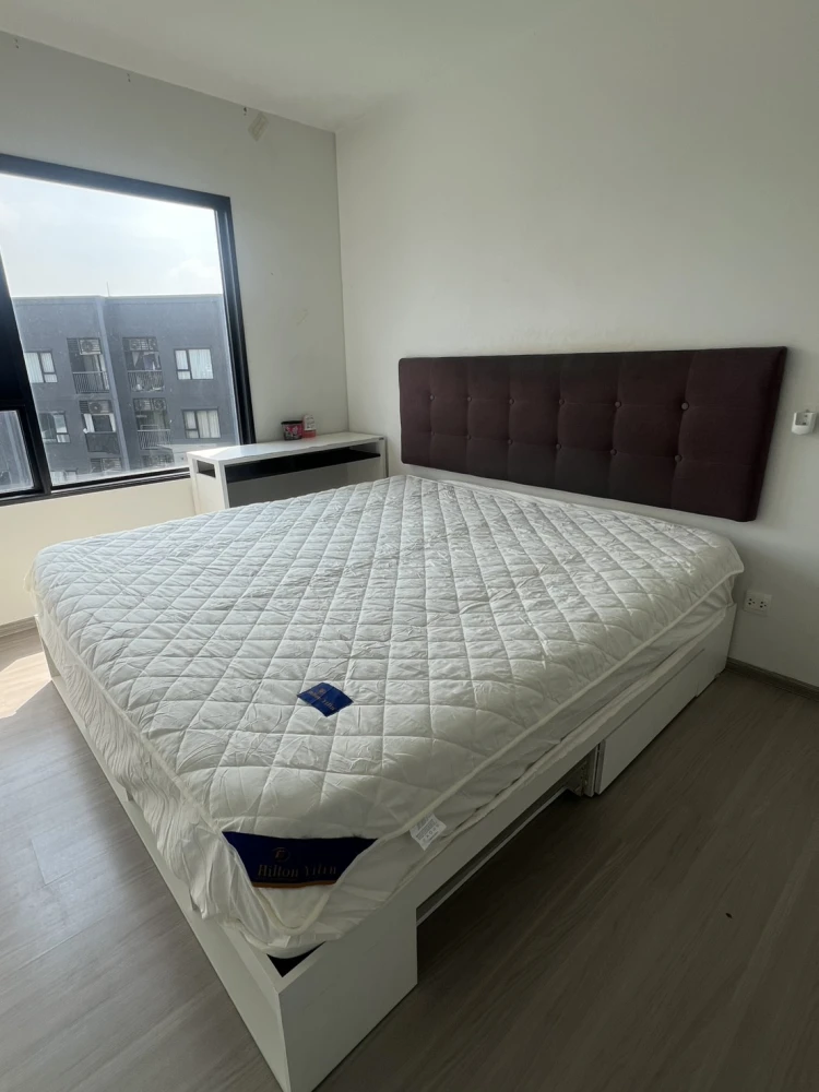 For rent: Aspire Sukhumvit-Onnut, Building B, 8th floor. Spacious and comfortable room, not cramped at all. Highly recommended!