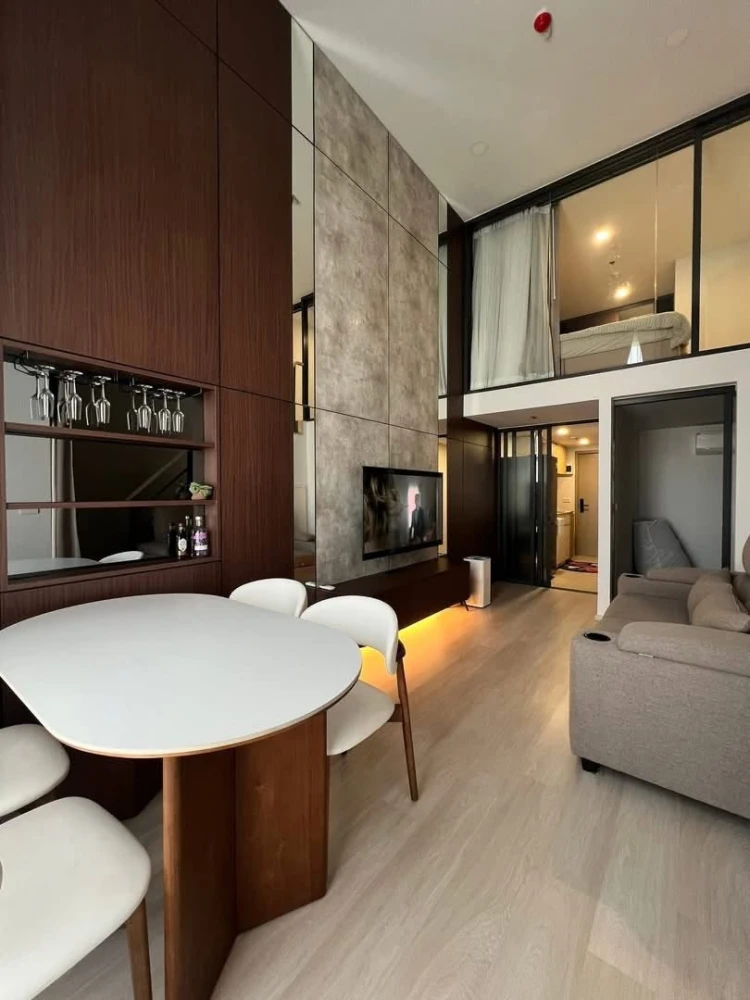 For rent: Aspire Vibha-Victory, a two-story condo on a very high floor. It has an additional room that can be used as a bedroom or a study/office. Boo