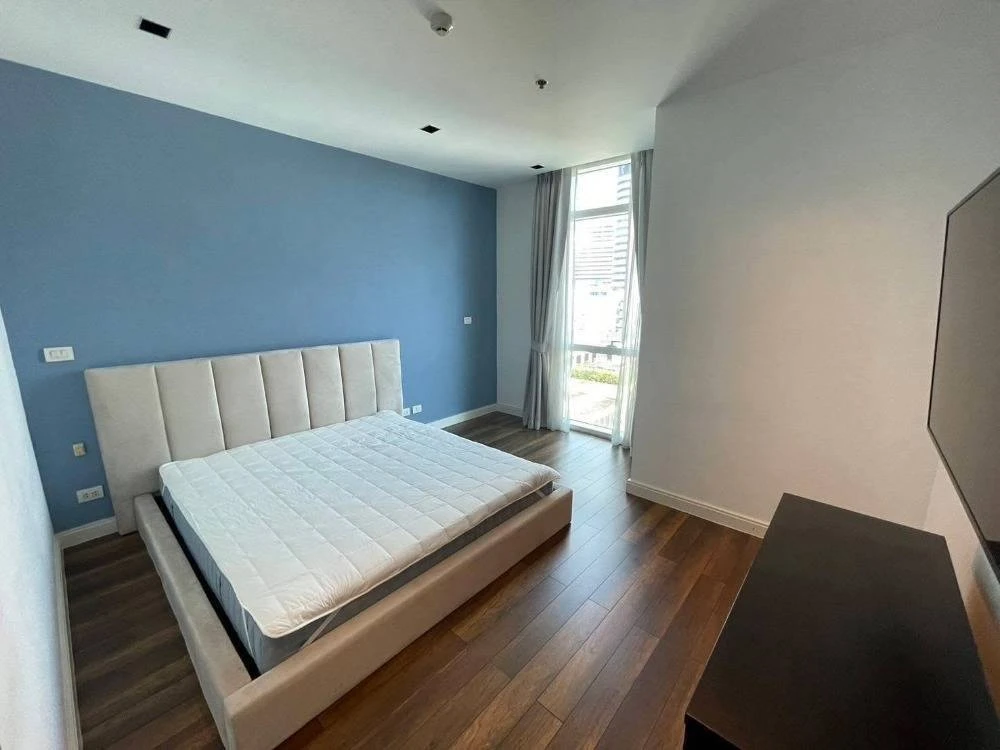 For rent: Athenee Residence, 2 bedrooms, 2 bathrooms, spacious living area, with walk-in closet. Don't miss out!