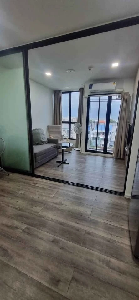 For rent: Atmoz Ratchada-Huai Khwang, 6th floor, Building A, balcony view, city view, no tall buildings blocking the view. You will regret it if you m
