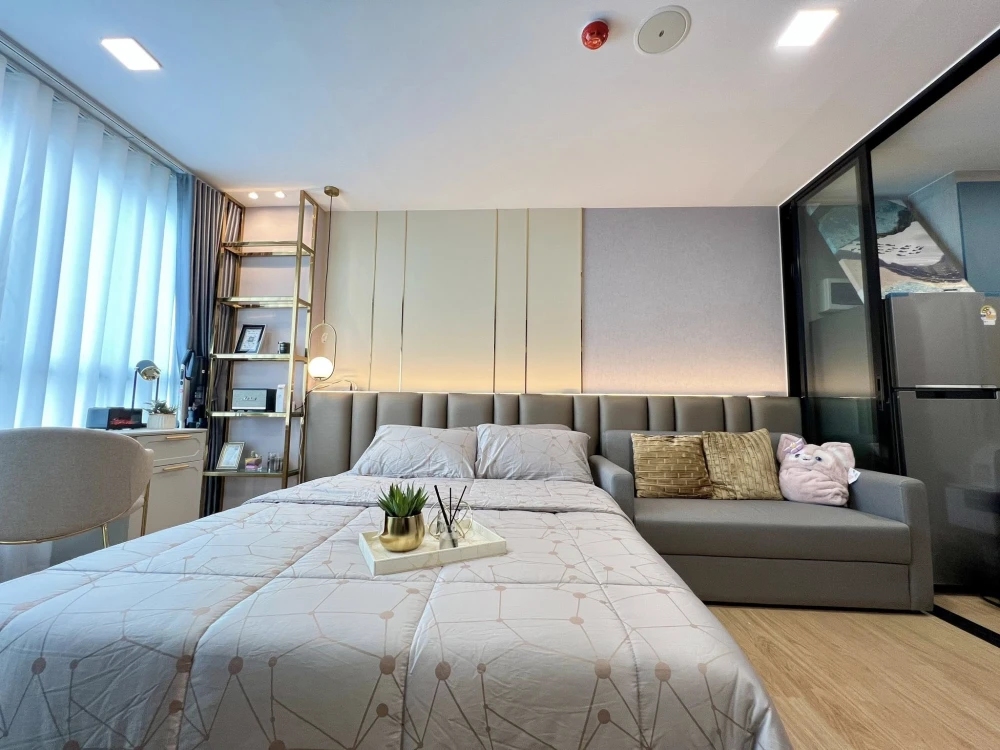 For rent Atmoz kanaal Rangsit decorated with headboard and long built-in sofa, good quality furniture and appliances