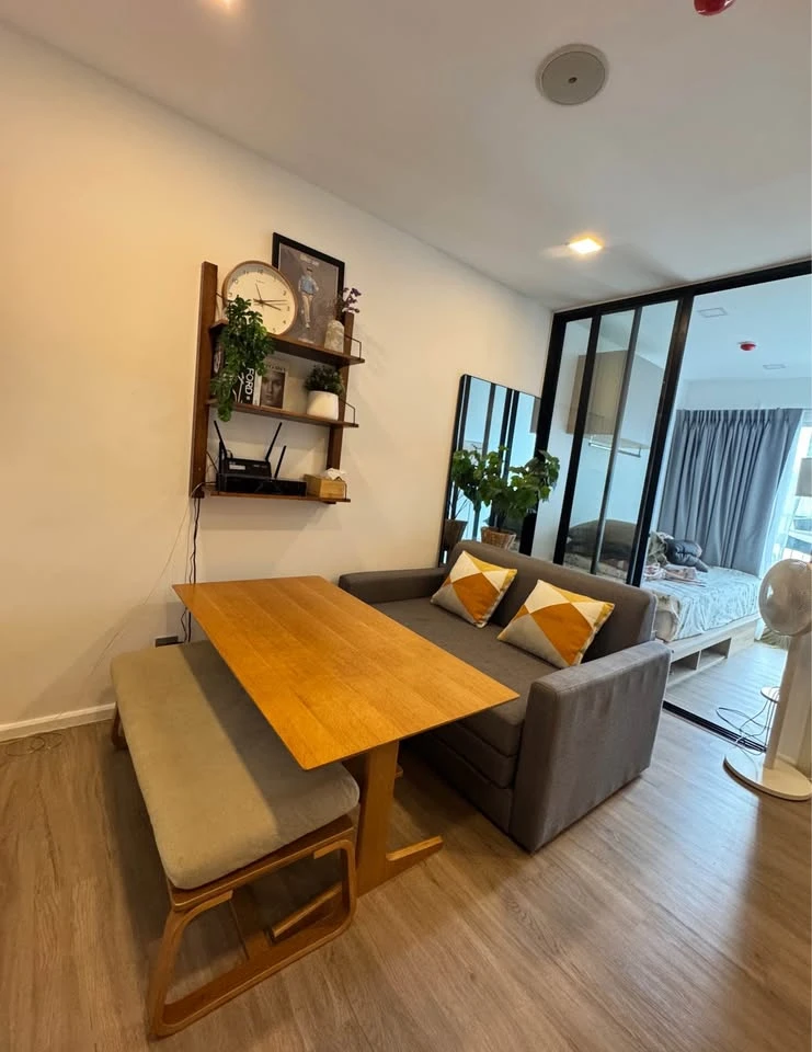 For rent: Atmoz Ratchada-Huaikwang, spacious room, lots of usable space, decorated in a controlled tone, comes with complete furniture, book now.