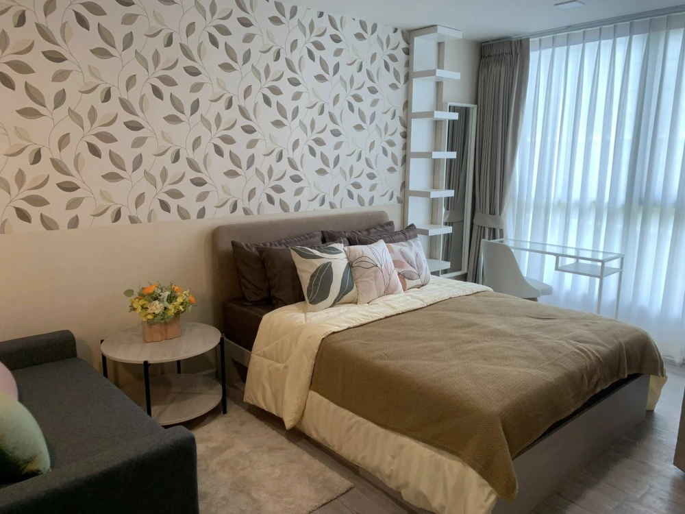 For rent: Atmoz Tropicana Bangna, a lovely room on the 6th floor with beautiful wallpaper and fully furnished. Reserve now!
