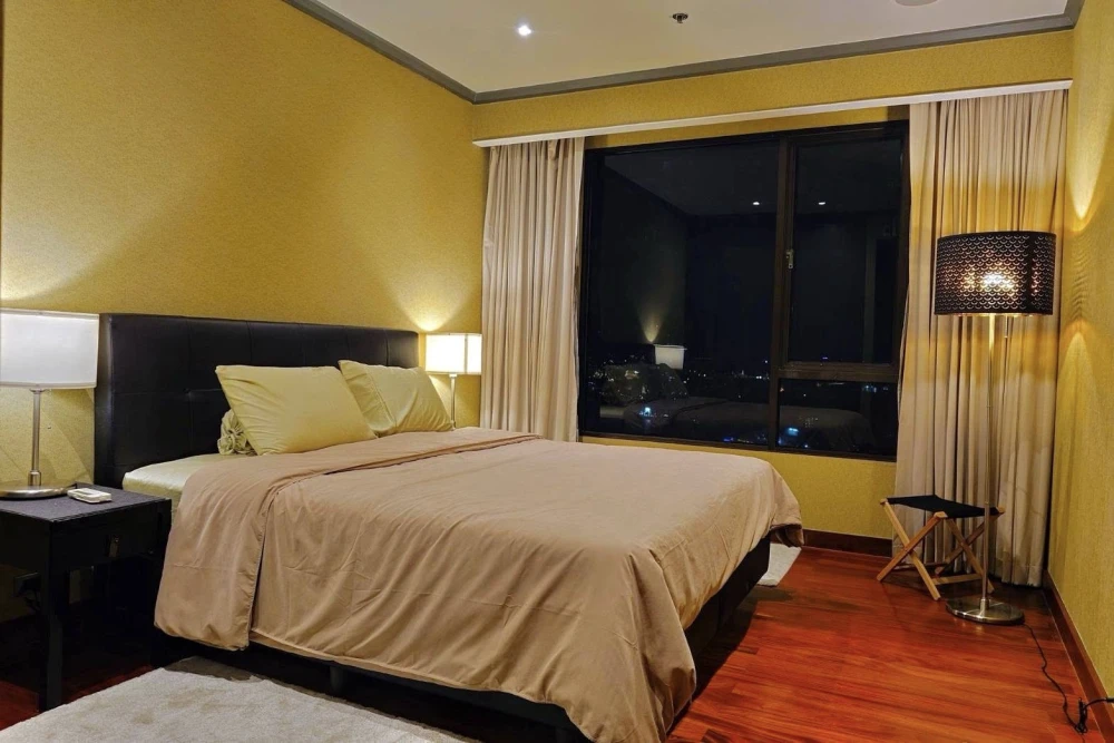For rent: Baan Chao Praya. Spacious room with ample living space. Prime location in the heart of Bangkok. Beautiful view. What are you waiting for?