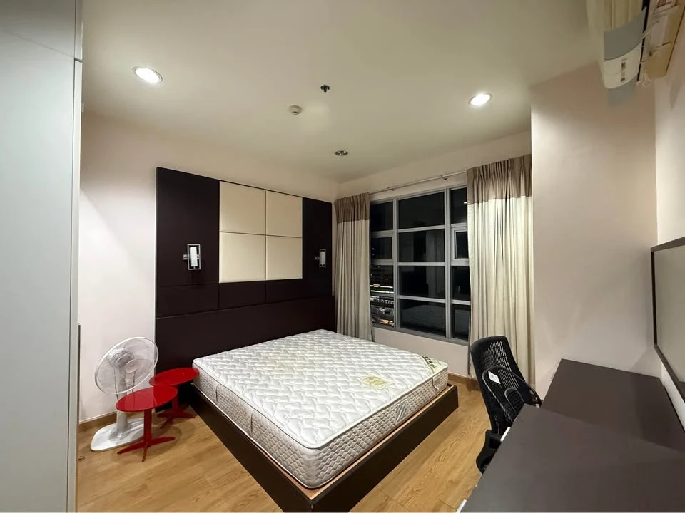 Baan Klang Krung Siam-Pathumwan for rent, spacious room, lots of usable space, good location, convenient transportation, hurry and reserve now!