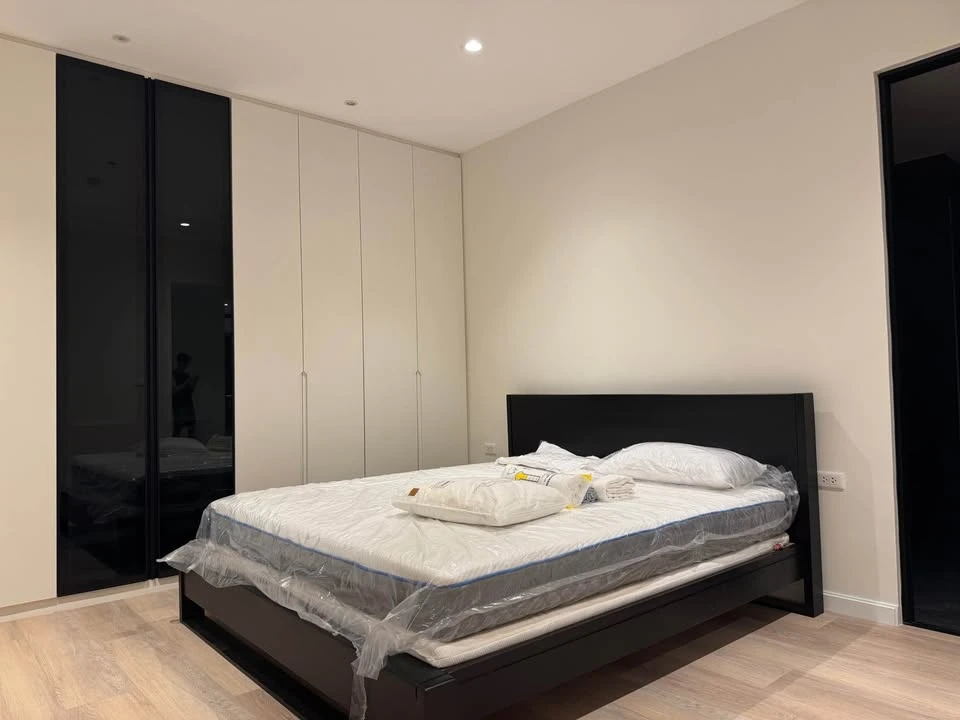 For rent: Baan Klang Krung Siam-Pathumwan, spacious room on the 17th floor, fully furnished and equipped with appliances. Don't miss out!