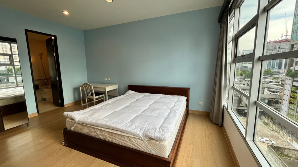 Spacious and comfortable fully furnished rooms for rent at Baan Klang Krung Siam-Pathumwan. Book now!