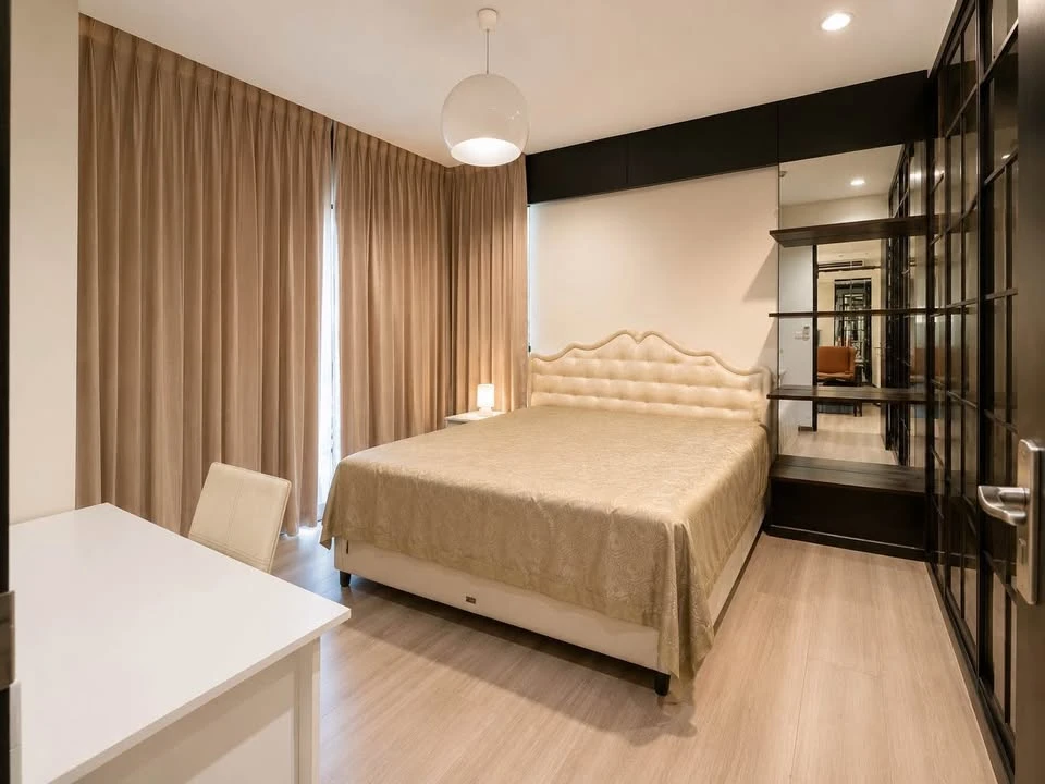 For rent: Baan Klang Krung Siam-Pathumwan. Spacious and comfortable room, furnished with high-quality furniture. Book now!