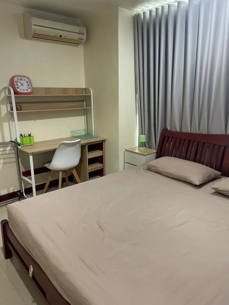 For rent Baan Pathumwan, spacious room, lots of usable space, comes with complete furniture. Don't miss out on this great deal.