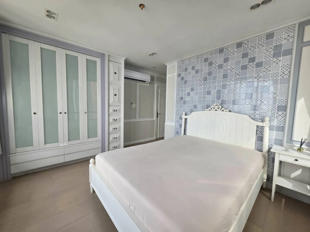 For rent: BAAN PIYA SATHORN, 2 bedrooms, spacious living area, high-quality wallpaper. Book now!