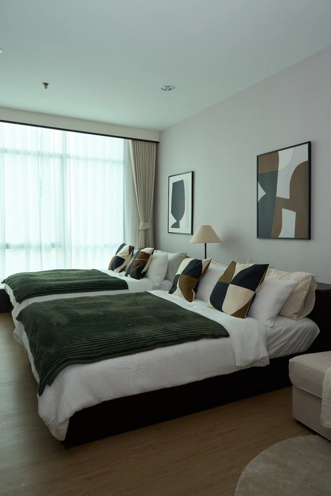 For rent: Baan Sathorn-Chaopraya. Large, airy, comfortable room with river view, good ventilation, quiet and private. You definitely need to book this