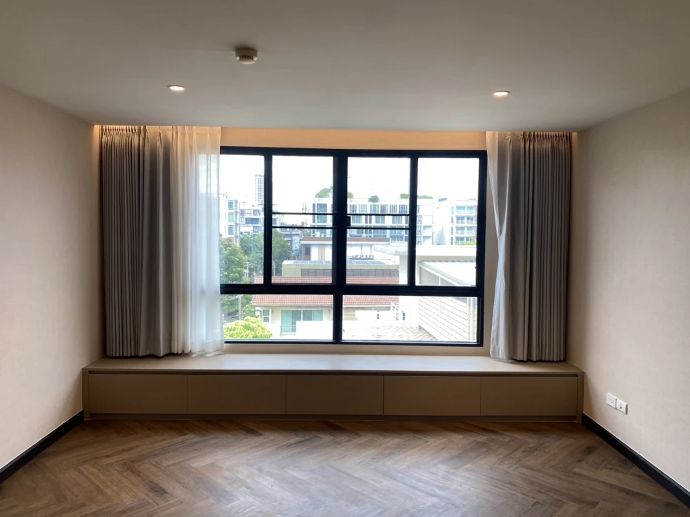 For rent Baxtor Phahon Yothin 14, spacious room, fully furnished, ready to move in, and has a wide balcony, can keep pets, hurry and book now.