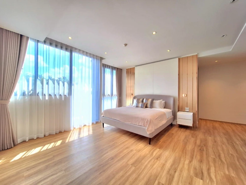 Bearing Residence for rent, spacious room, lots of usable space, great price, hurry and book now.