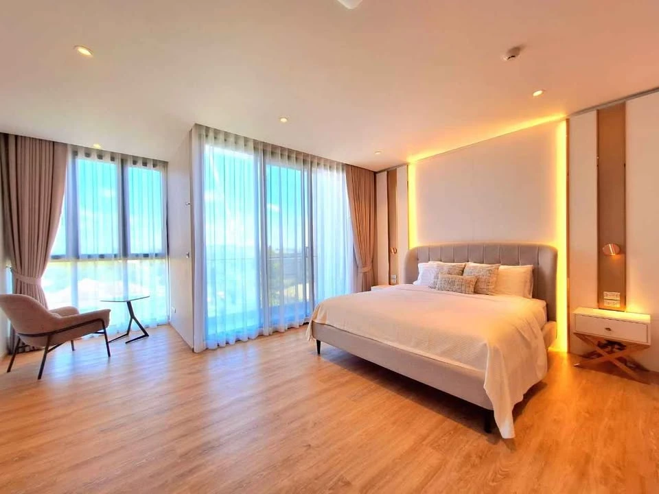 Bearing Residence for rent. Spacious room with plenty of usable space, fully furnished. Don't just look, book it!