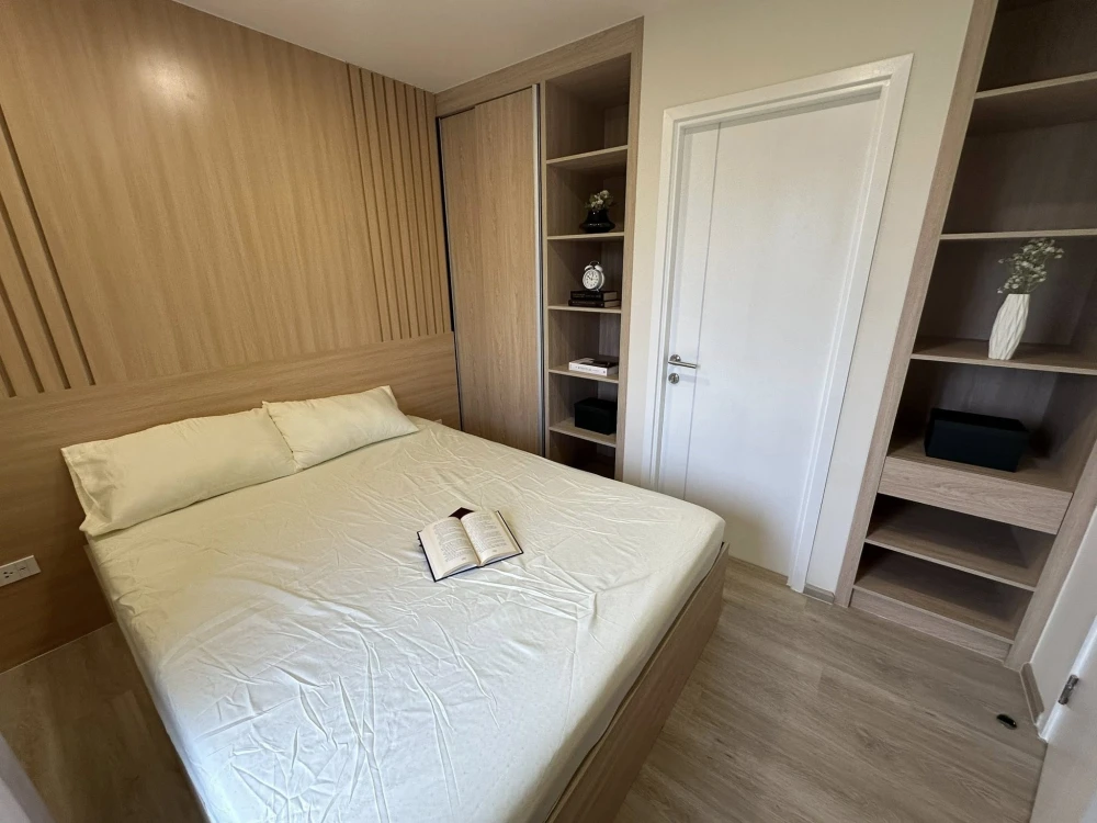 Beat Sukhumvit condo for rent. Beautifully decorated with built-in furniture throughout. Fully furnished. Book now!