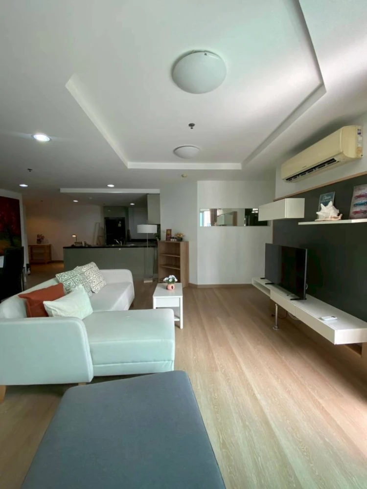 Belle Grand Rama 9 for rent. Very high floor (25th floor), largest unit available. Book now, don't hesitate!