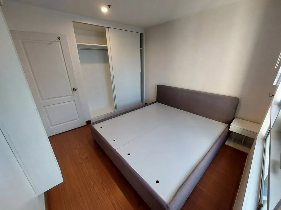 For rent: Belle Grand Rama 9, 1 bedroom, spacious living area, fully furnished, unblocked city view. Book now!