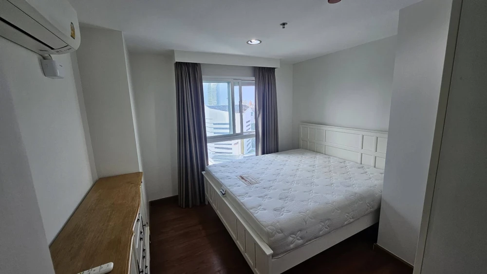 For rent: Belle Grand Rama 9, 2 bedrooms, spacious living area, fully furnished with complete amenities. Book now!