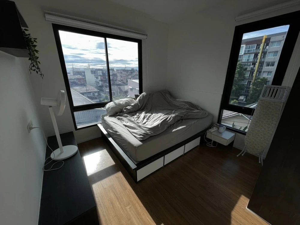For rent: Bleisure Charan 96/1, 2 bedrooms, spacious living area, fully furnished. Just bring your bags and move in!