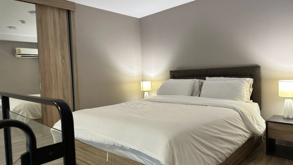Blossom Condo @ Sathorn-Charoenrat for rent. Ready to move in, fully furnished with appliances. Spacious and comfortable. Book now!