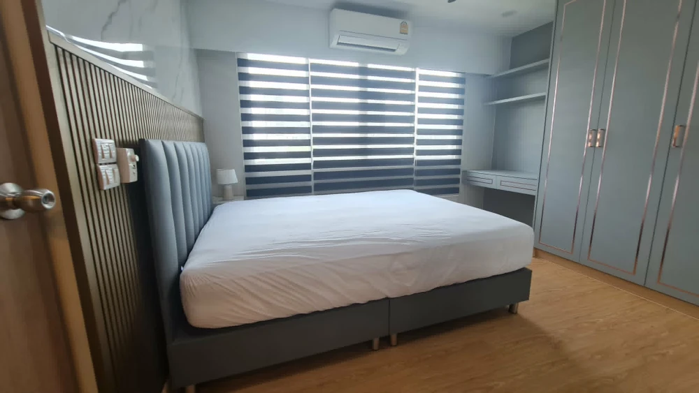 Boutique condo for rent in Ratchada 17. Spacious room with plenty of living space and high-quality built-in furniture. Don't miss out!