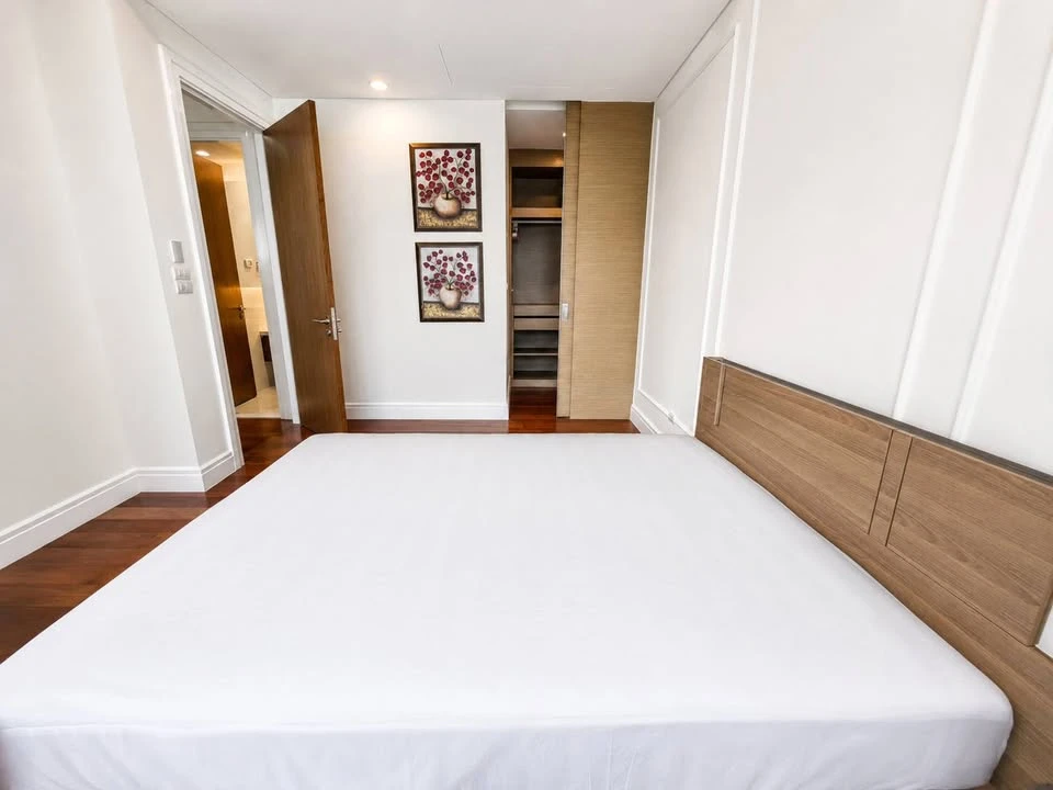 For rent: Bright Sukhumvit 24. Nice, spacious high-floor unit. Book now, don't miss out!!!!