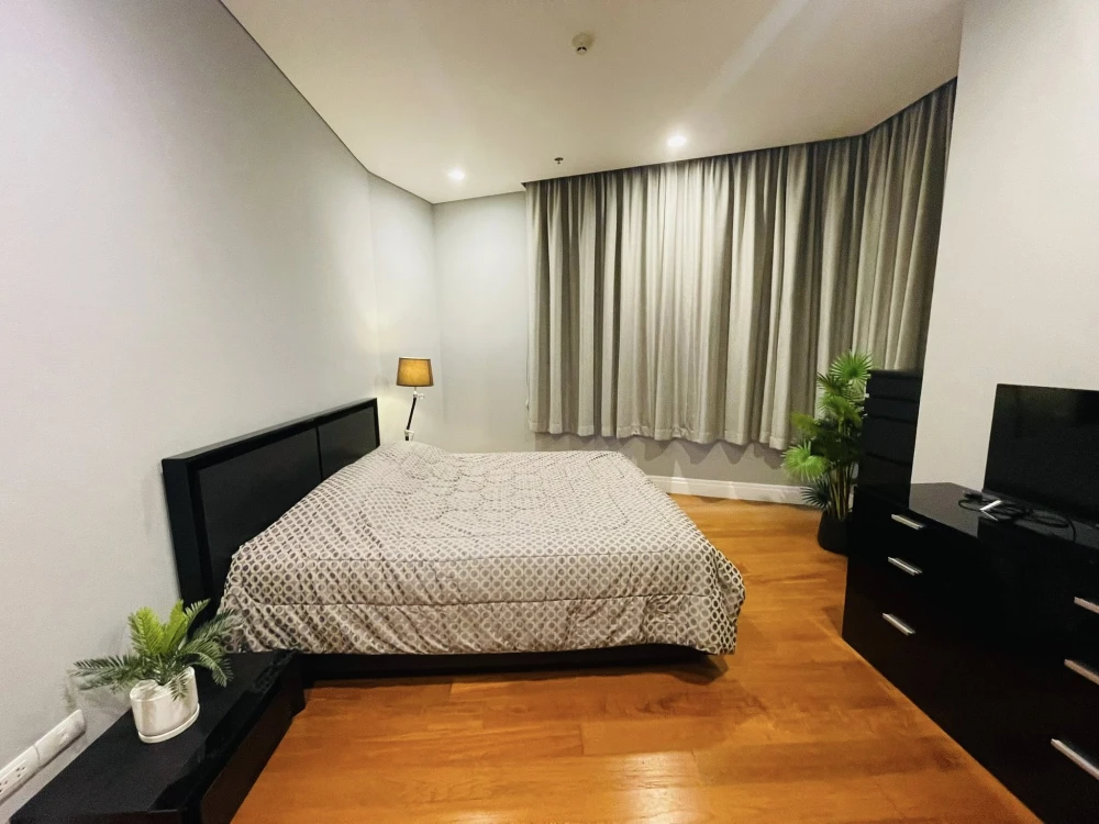 For rent: Bright Sukhumvit 24, 2 bedrooms, plenty of usable space, good location, convenient transportation. Hurry and reserve now!