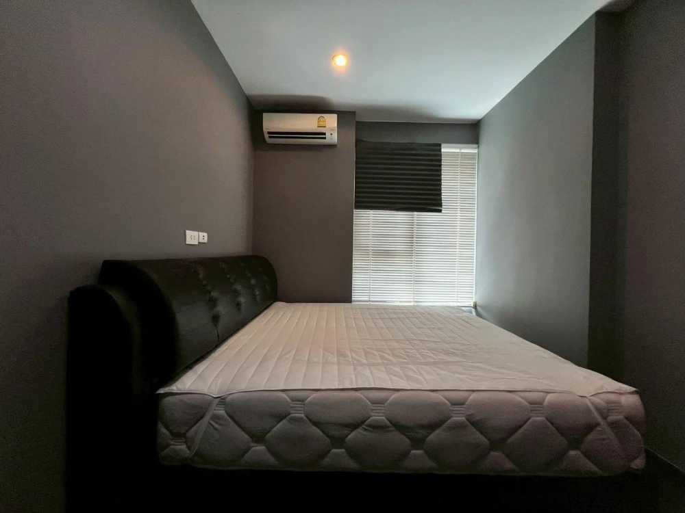 For rent: C Ekkamai, room on the 21st floor, very high, with a luxurious bed, allowing you to sleep comfortably and happily. Reserve now.