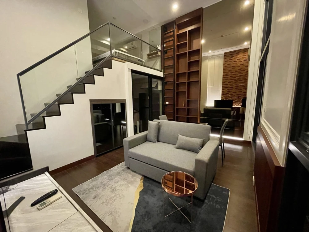 For rent: C Ekkamai, loft-style room (duplex), 41st floor, very high, with excellent built-in decorations. You'll regret it if you miss it.