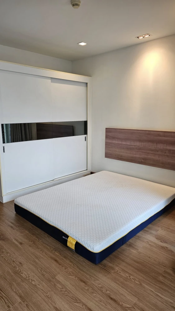 For rent: Casa Condo Asoke-Dindaeng, unfurnished studio unit. Excellent location, convenient transportation. Don't miss out!
