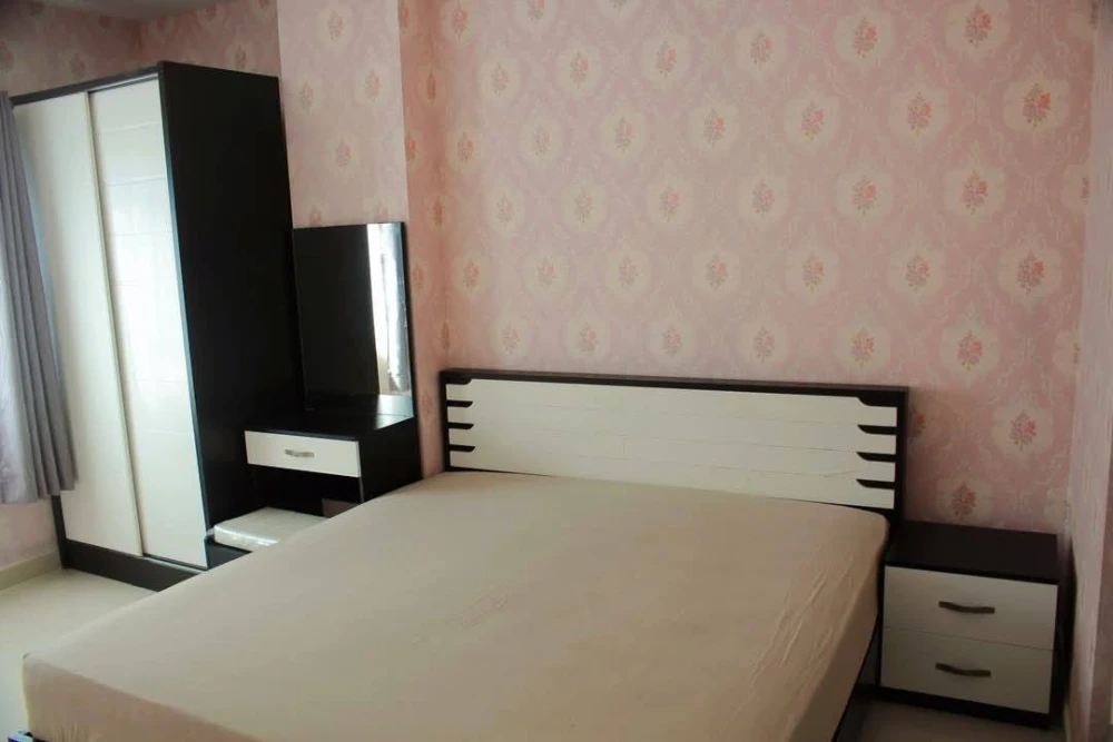 For rent: CC Condominium 2, 1 bedroom, 1 bathroom, fully furnished, with beautiful wallpaper. Don't miss it!