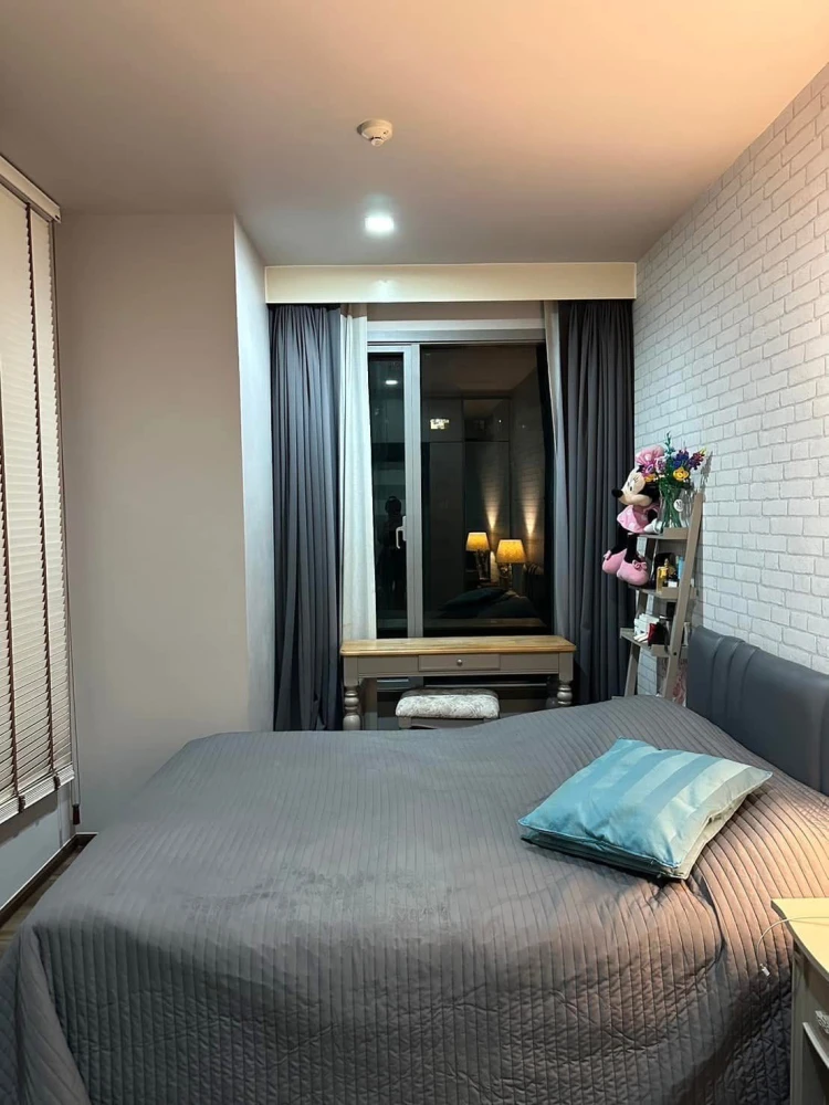 For rent: Ceil by Sansiri, bedroom with beautiful wallpaper and a gorgeous built-in wardrobe. Book now, get it first.