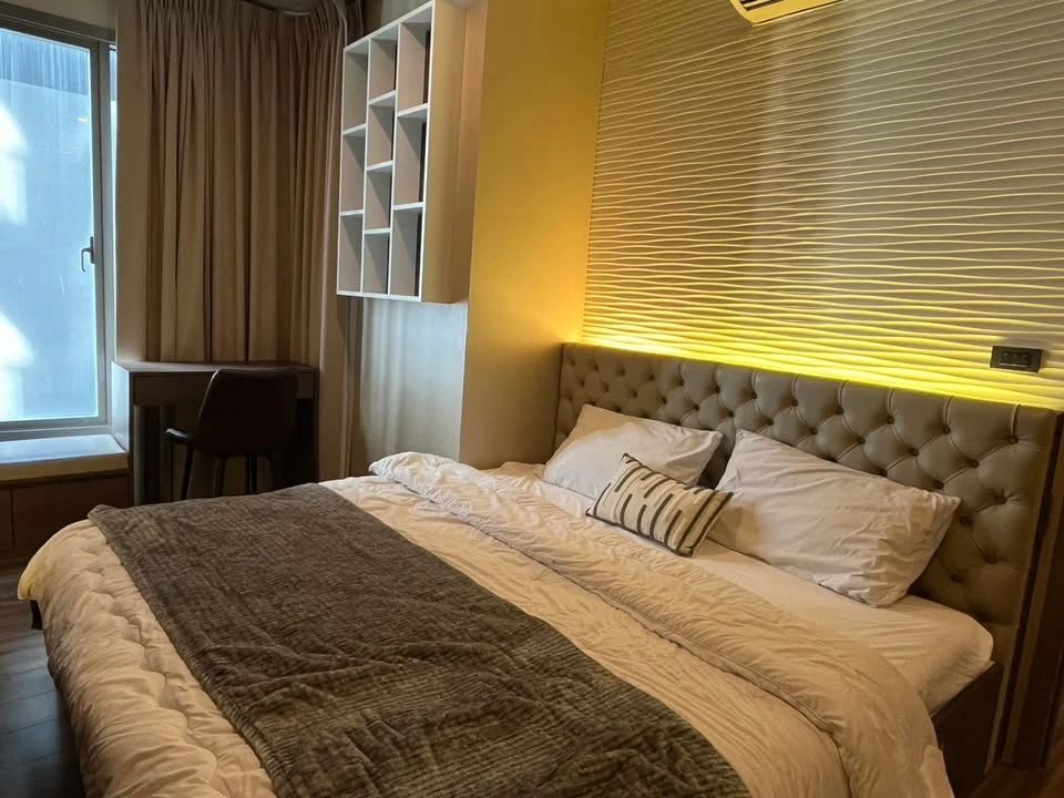 For rent: Ceil By Sansiri Ekkamai. Beautifully decorated with built-in furniture throughout, and fully equipped with electrical appliances. Book now!