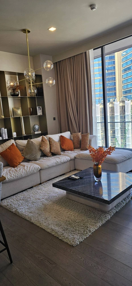 For rent: Celes Asoke, beautifully decorated, elegant and luxurious unit with spacious living area and high-quality built-in furniture. Book now!
