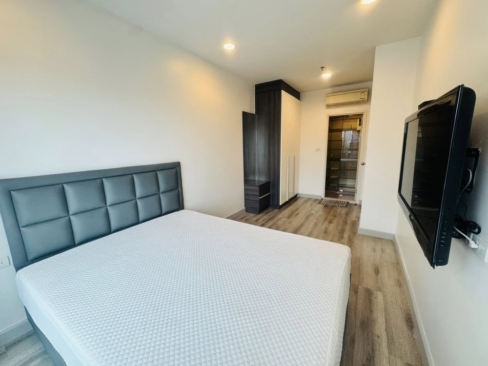 For rent: Centric Sathorn St. Louis. Spacious and comfortable room, not cramped. Fully furnished with appliances, ready to move in.