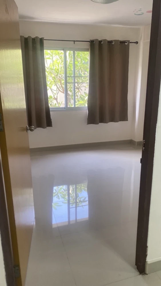For rent: Century Park Condominium, empty room, airy, spacious, good price. If interested, hurry and reserve now. Don't wait.