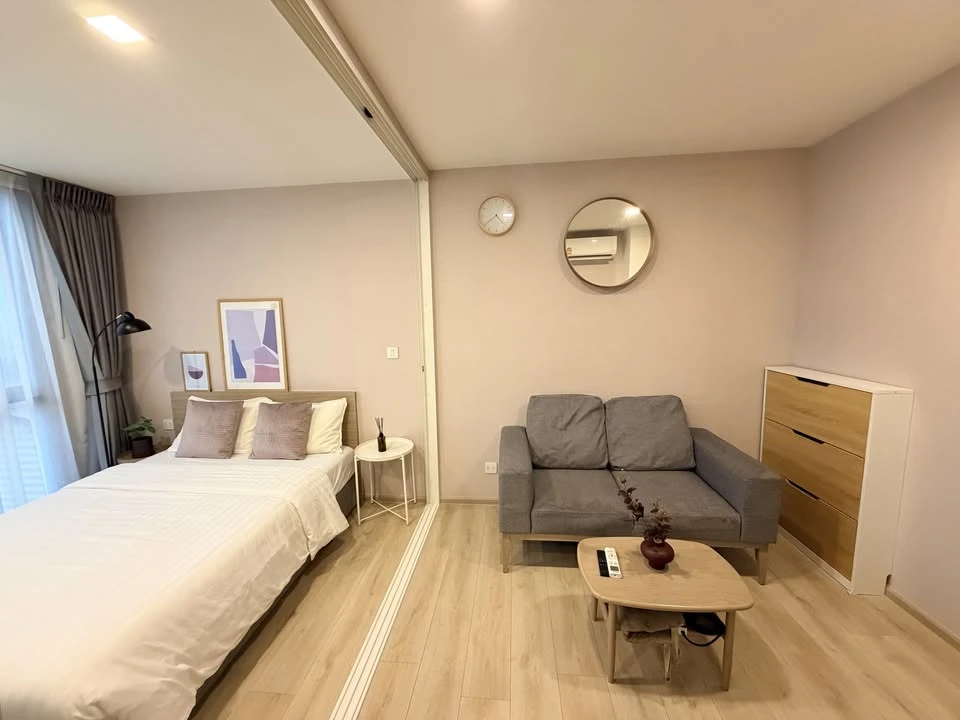 Chambers On-nut Station condo for rent, Building C, 4th floor. Private balcony with unobstructed view and good ventilation. Fully furnished with appli