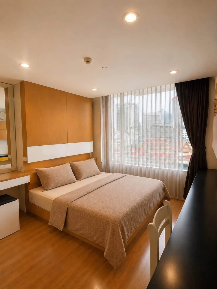 For rent: Chamchuri Square Residence. Spacious rooms with ample living space and high-quality built-in furniture. Book now!