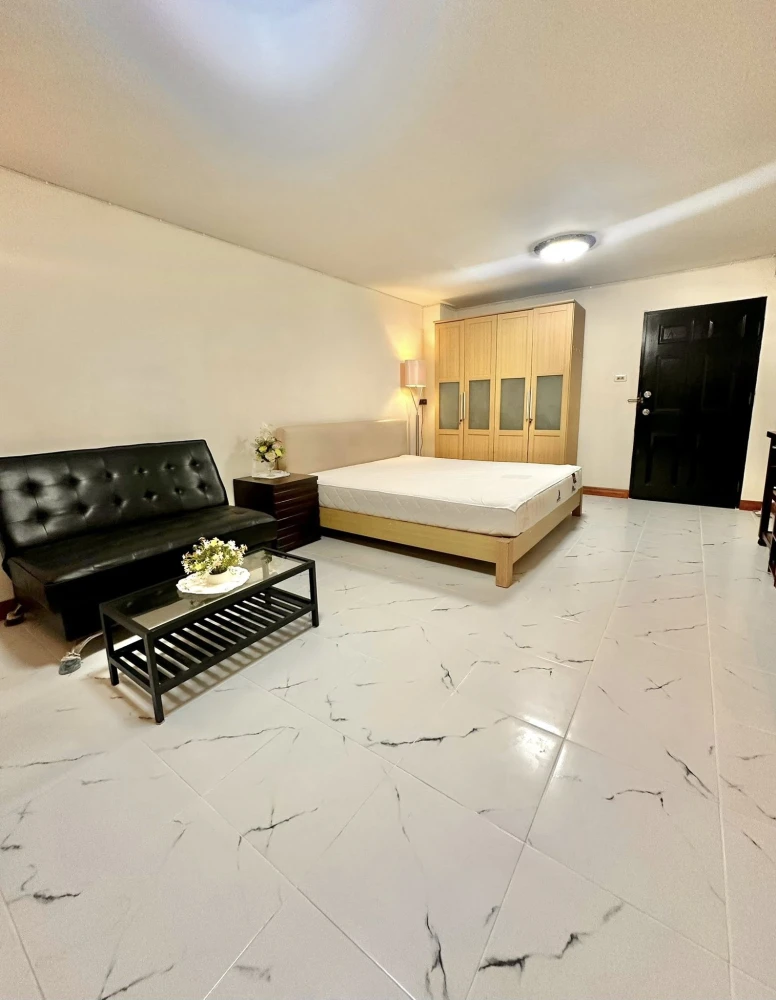 For rent: Champs Elysees Tiwanon, a lovely room decorated in a cool theme, comes with complete furniture and appliances. Don't miss it!